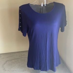 Cable and Gauge T with peek a boo button short sleeves in Navy. Size XL